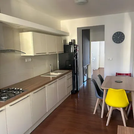 The Riverbank Flat - Perfect For Family דירה *