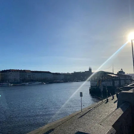 The Riverbank Flat - Perfect For Family Prague