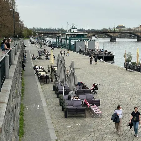 The Riverbank Flat - Perfect For Family